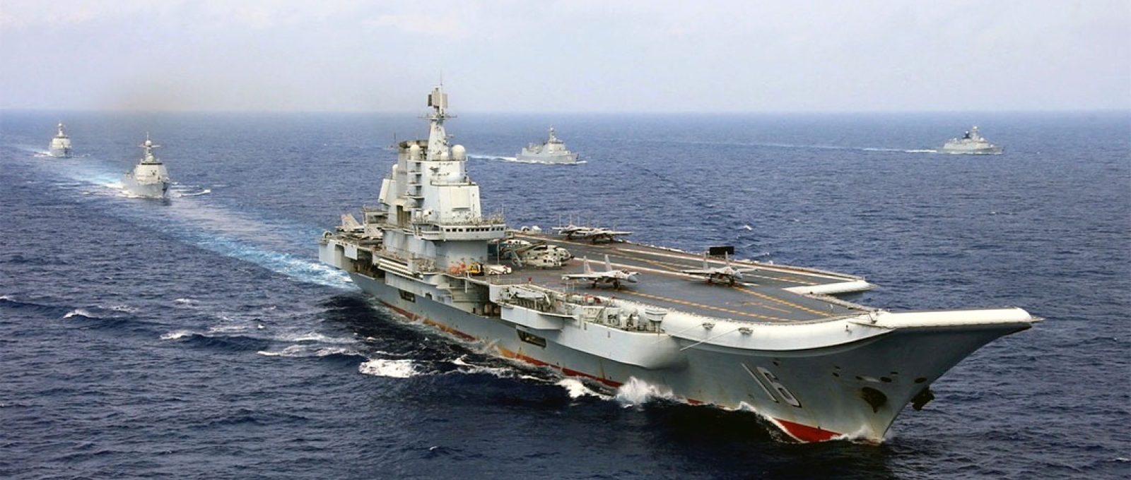 O porta-aviões chinês Liaoning participa de um exercício militar no oeste do Oceano Pacífico em abril de 2023 (Reuters/Stringer).