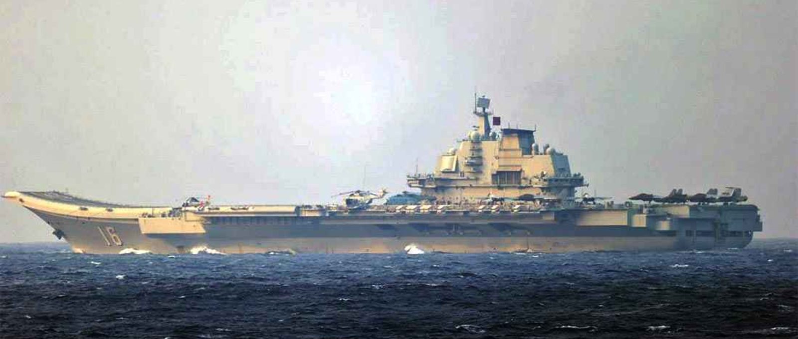O porta-aviões chinês Liaoning navega pelo Estreito de Miyako, perto de Okinawa, a caminho do Pacífico nesta foto de folheto tirada pelas Forças de Autodefesa do Japão e divulgada pelo Gabinete do Estado-Maior Conjunto do Ministério da Defesa do Japão em 4 de abril de 2021 (Foto: Conjunto Gabinete do Ministério da Defesa do Japão/via Reuters).