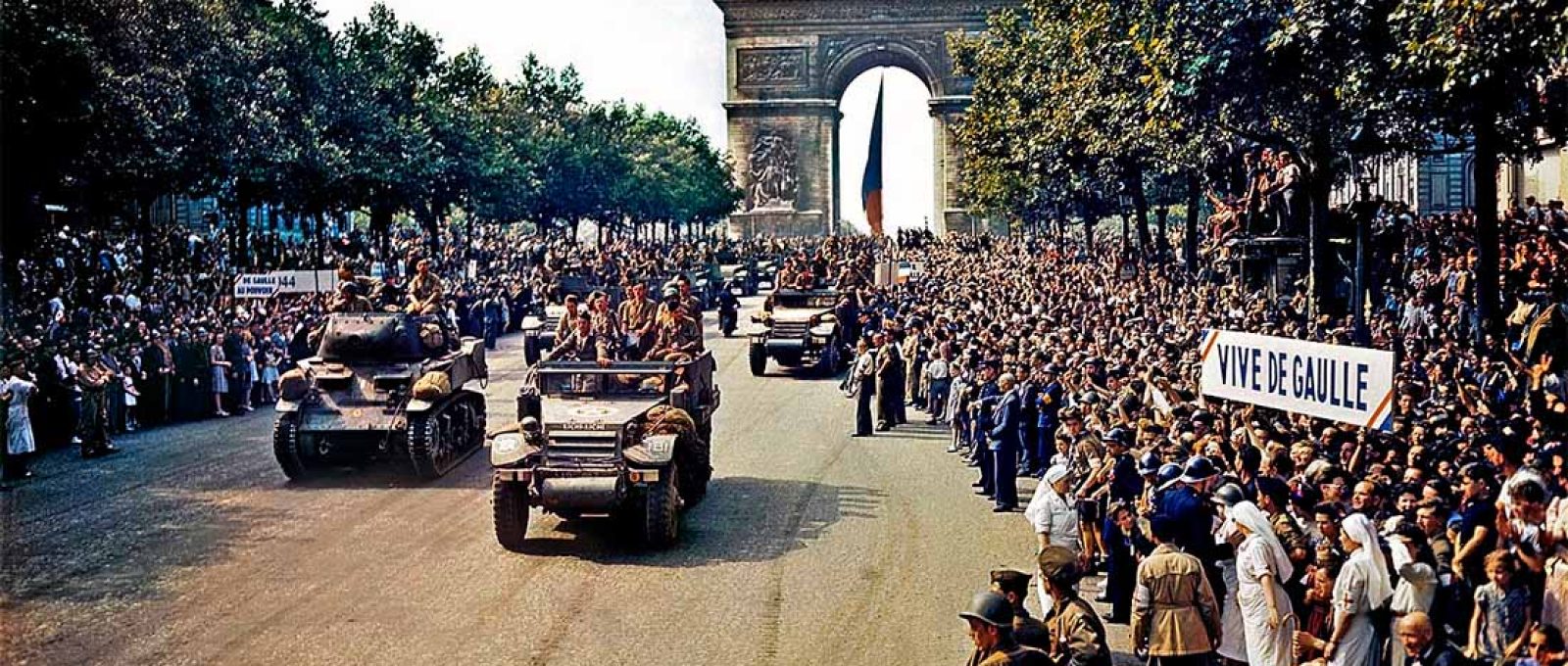 Multidões de franceses na Champs Élysées assistem ao desfile da 2ª Divisão Blindada do general Leclerc passando pelo Arco do Triunfo, depois que Paris foi libertada em 26 de agosto de 1944 (Jack Downey, Escritório de Informações de Guerra/Biblioteca do Congresso dos EUA).
