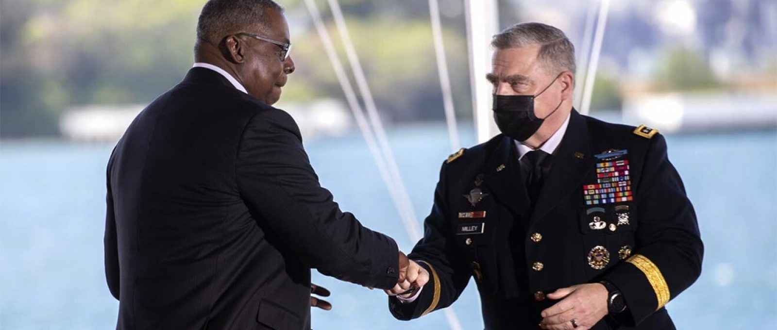 O Secretário de Defesa americano, Lloyd Austin, cumprimenta o Chefe do Estado-Maior Conjunto dos EUA, general Mark Milley (Foto: AP).