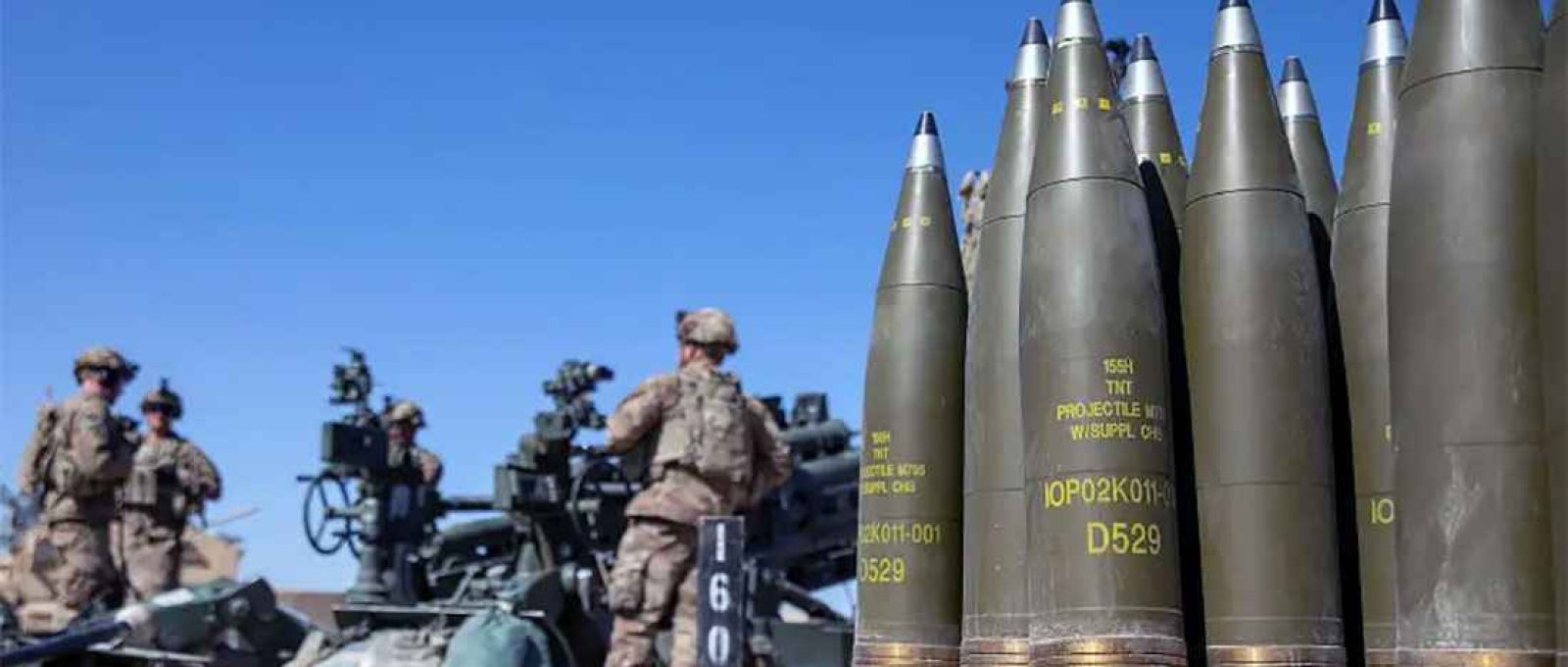 Soldados dos EUA conduzem treinamento de fogo real com um obus M777 de 155 mm no Iraque em 2 de março de 2020 (Derek Mustard/Exército dos EUA).