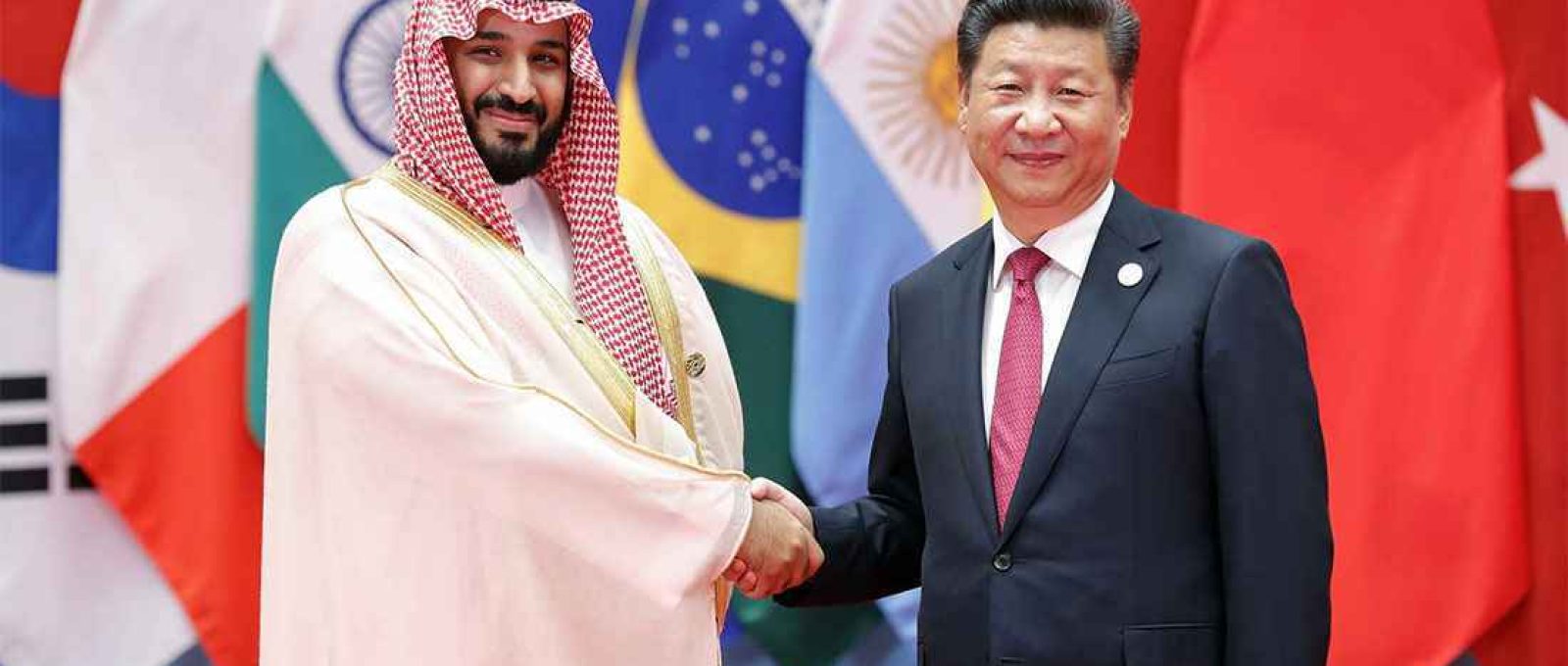 O presidente chinês Xi Jinping (dir.) cumprimenta o príncipe herdeiro saudita Mohammed bin Salman na Cúpula do G20 em 4 de setembro de 2016 em Hangzhou, China (Lintao Zhang/Getty Images).