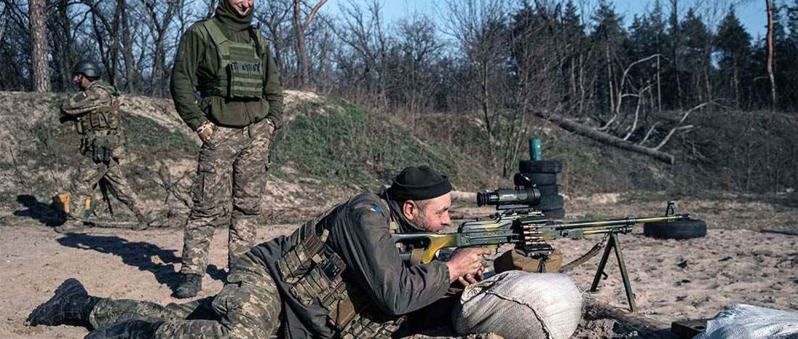 Soldados treinam em campo de tiro em local não revelado no leste da Ucrânia em 4 de março (Alice Martins/The Washington Post).