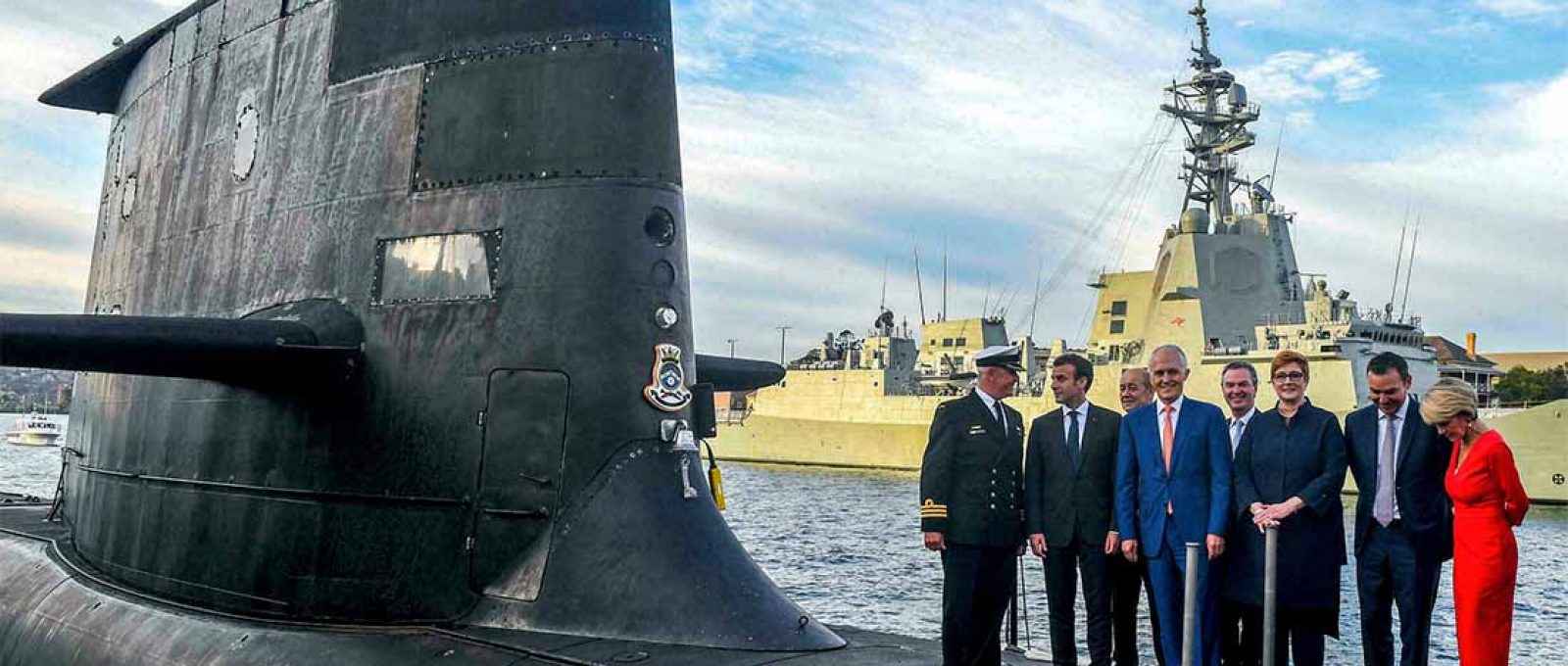 O presidente francês, Emmanuel Macron, e o então primeiro-ministro australiano, Malcolm Turnbull, no convés do HMAS Waller, um submarino classe Collins da Marinha Real da Austrália, em Sydney, maio de 2018 (Foto: Brendan Esposito/AFP).