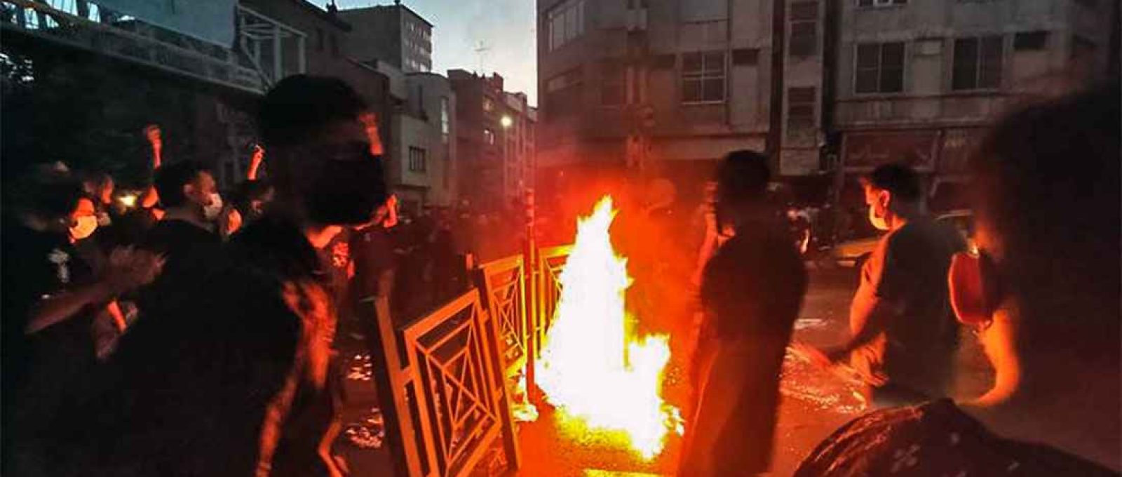 Manifestantes fazem fogo e bloqueiam uma rua durante protesto pela morte de uma mulher detida pela polícia da moral, no centro de Teerã, Irã (Associated Press).