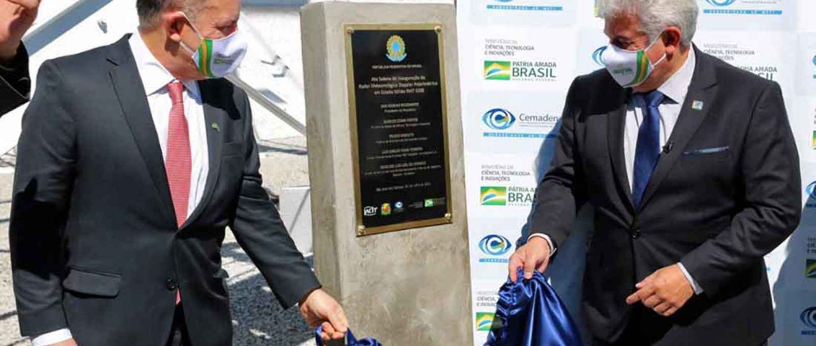 O Ministro do MCTI, Astronauta Marcos Pontes, e o presidente da IACIT, Luiz Teixeira, inauguram o Radar Meteorológico RMT 0200 (Foto: Divulgação).