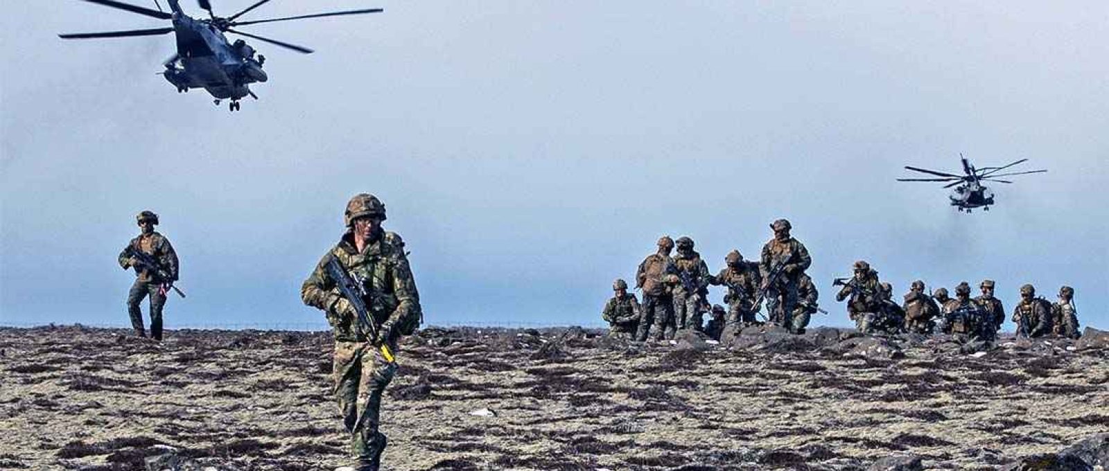 Fuzileiros navais dos EUA da 22ª Unidade Expedicionária da Marinha e Comandos da Marinha Real atribuídos à Companhia M, 42º Comando de Fuzileiros Navais Reais, durante o exercício Northern Viking 2022 na Base Aérea de Keflavik, Islândia, 8 de abril de 2022 (Cpl. Yvonna Guyette/US Marine Corps).