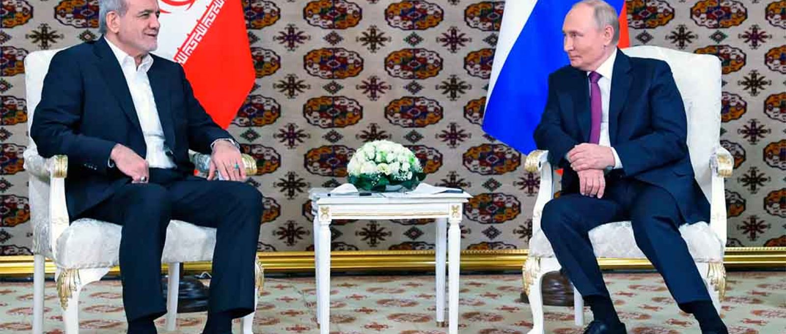 O presidente russo Vladimir Putin (dir.) com o presidente iraniano Masoud Pezeshkian em Ashgabat, no Turcomenistão (Free Malaysia Today/AP).