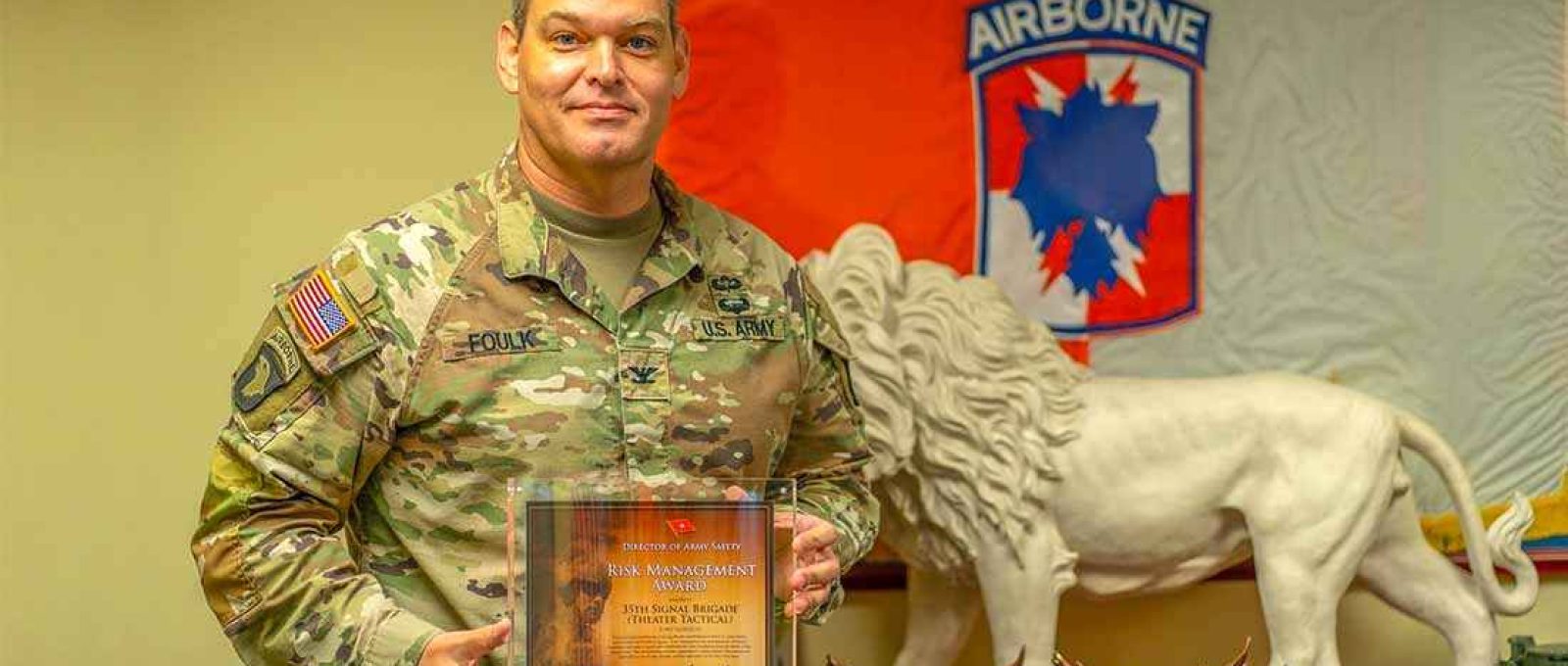 O coronel Matthew Foulk, do US Army, foi destituído como comandante da 35ª Brigada de Sinaleiros em 17 de maio de 2021, após investigação por má conduta (Foto: US Army).