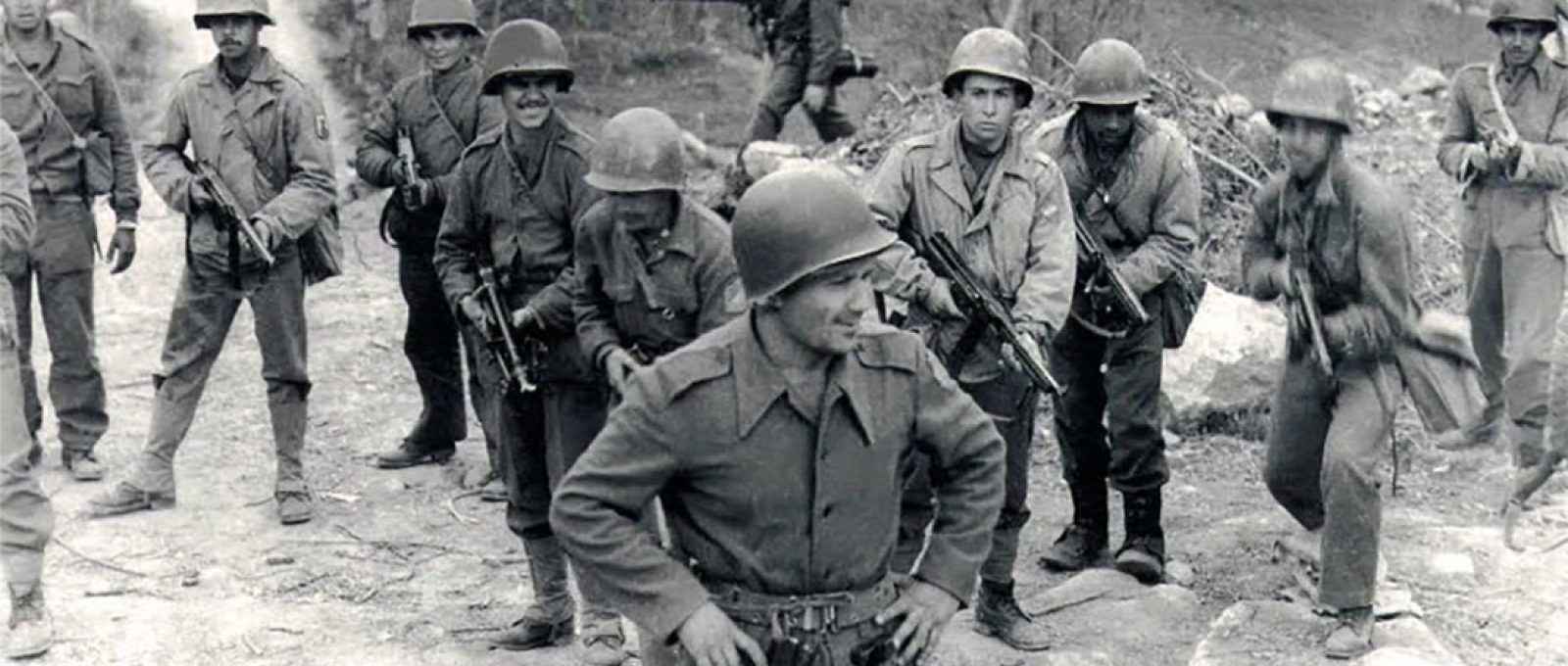 Última fotografia do sargento Max Wolff Filho à frente de seus homens, imagem de 12 de abril de 1945
(Doroti Szeremeta/CC-BY-SA-4.0).