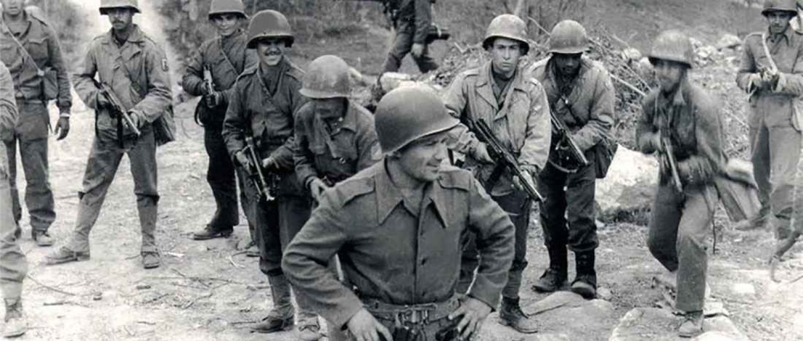 Última fotografia do sargento Max Wolff Filho à frente de seus homens, imagem de 12 de abril de 1945
(Doroti Szeremeta/CC-BY-SA-4.0).
