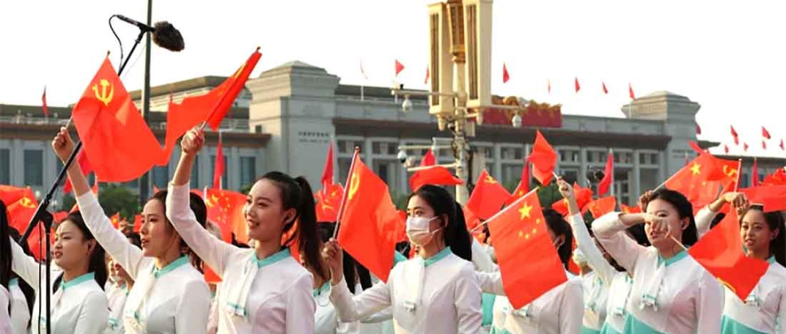 Meninas ensaiam na Praça Tiananmen, Pequim, antes do desfile comemorativo do 100º aniversário da fundação do Partido Comunista Chinês (Foto: Foreign Policy).