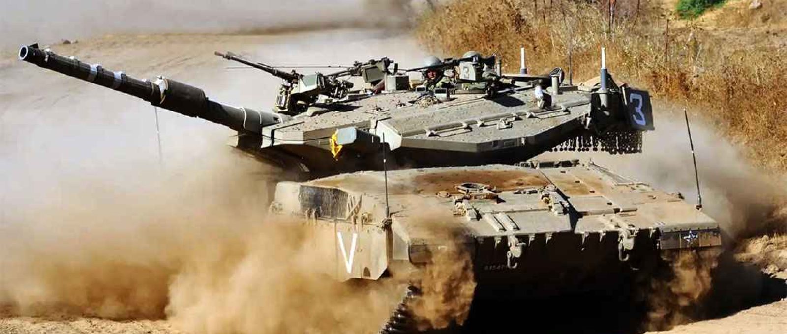 Um tanque israelense Merkava manobrando (Math Knight/Wikimedia).