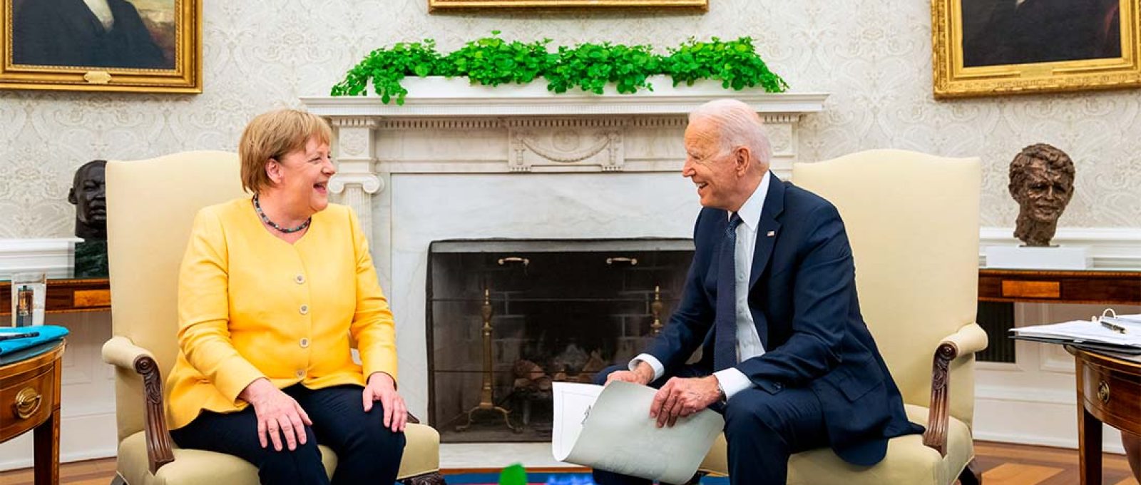O presidente americano, Joe Biden, se reúne com a então chanceler alemã, Angela Merkel, em 15 de julho de 2021, no Salão Oval da Casa Branca (Adam Schultz/Casa Branca).