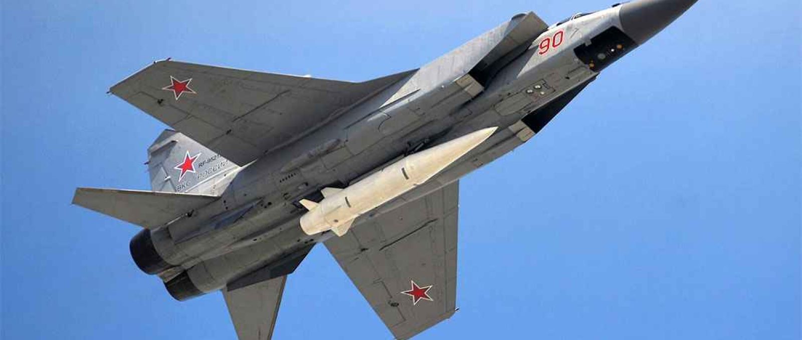 Caça MiG-31 com míssil hipersônico Kinzhal durante as comemorações do 73º aniversário da vitória na Grande Guerra Patriótica, em 9 de maio de 2018 (Yevgeny Biyatov/Sputnik).