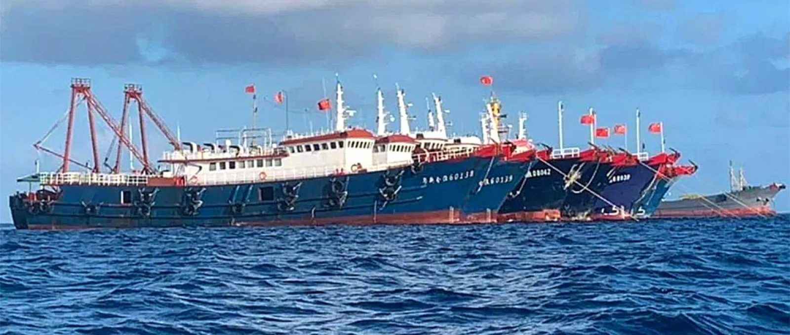 Nesta imagem da Força Tarefa Nacional do Mar das Filipinas Ocidental, navios chineses estão atracados no Whitsun Reef, no Mar do Sul da China, em 27 de março de 2021 (Foto: Governo das Filipinas).