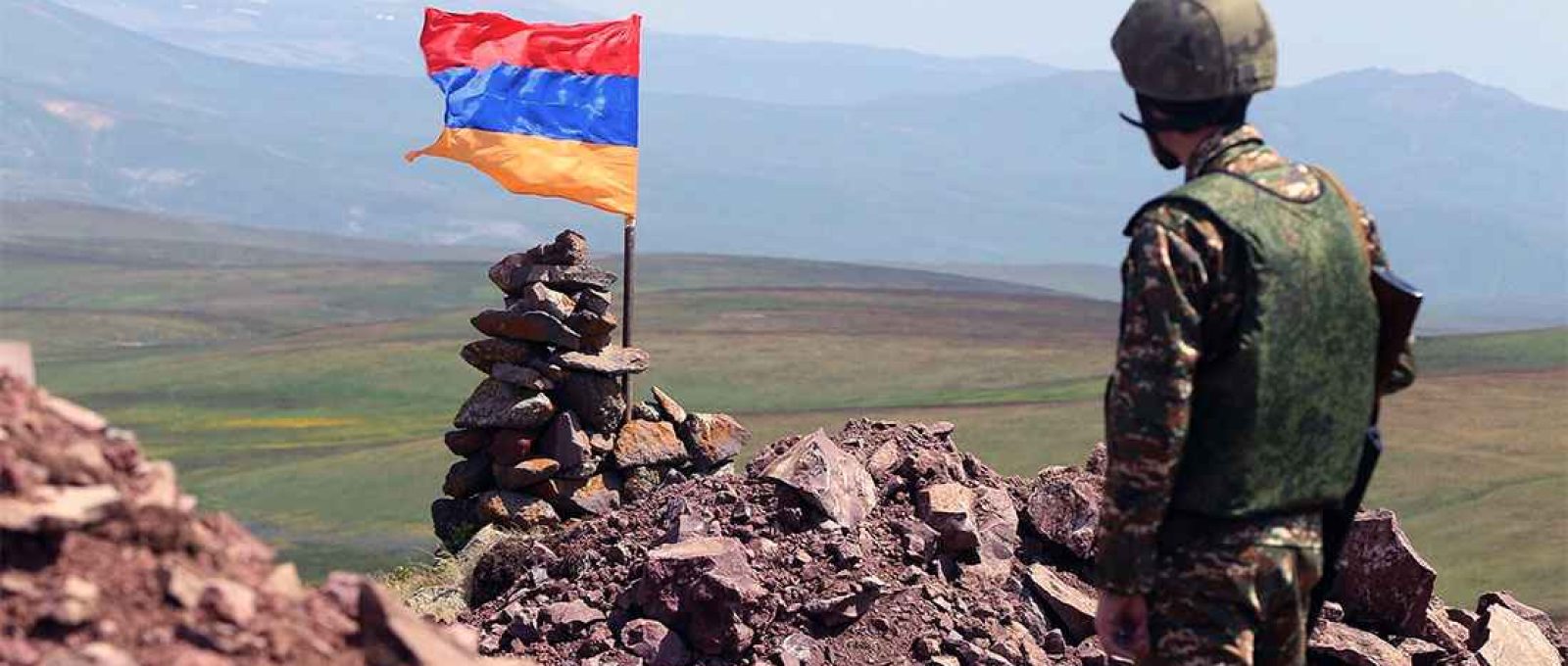 Soldado armênio observa a fronteira (Photolur/Radio Free Europe).
