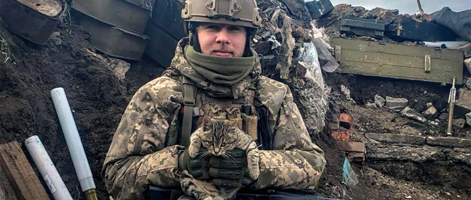 Um soldado de infantaria ucraniano da 110ª Brigada posa para uma foto em Avdeevka, região de Donetsk, Ucrânia (Viktor Biliak/Associated Press).