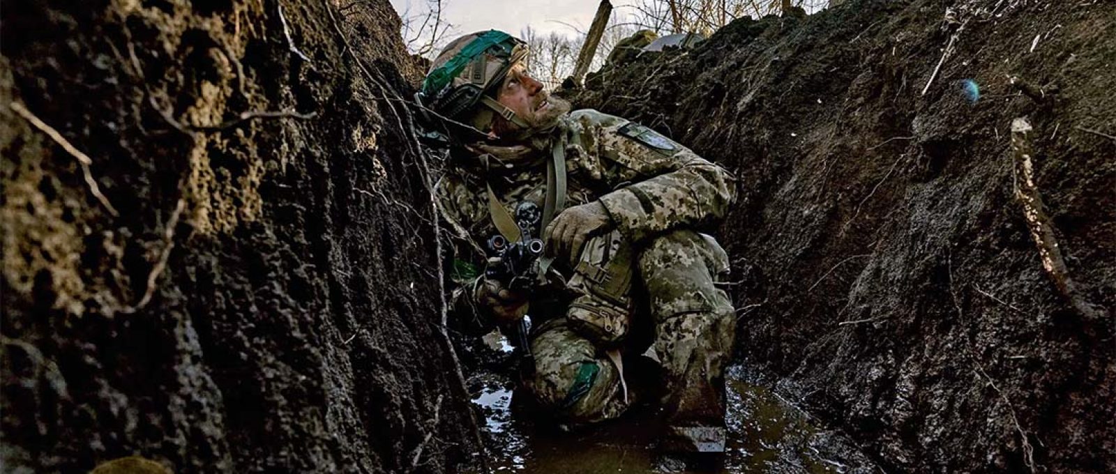 Soldado ucraniano em trincheira perto de Bakhmut (Libkos/Associated Press).