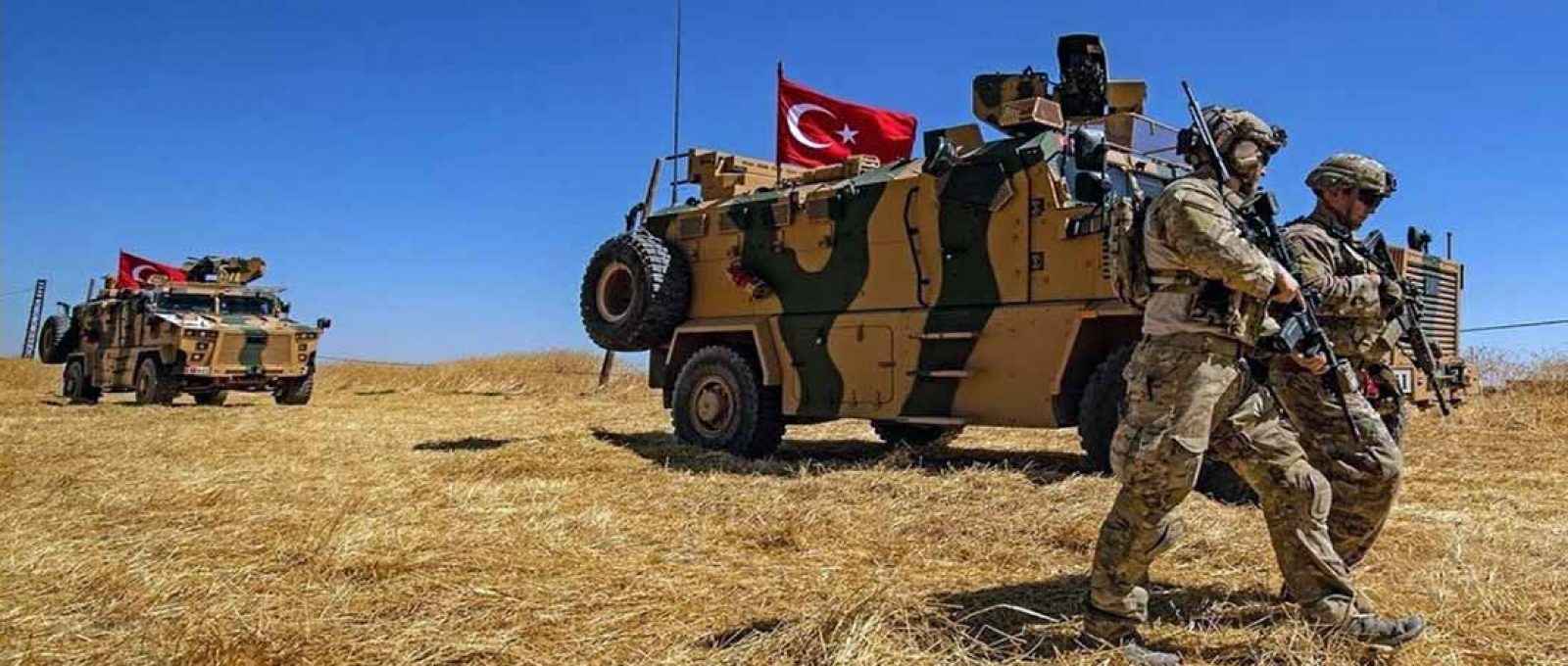 Soldados americanos ao lado de veículo militar turco nos arredores de Tel Abyad, na Síria, perto da fronteira com a Turquia, em setembro de 2019 (Foto: Delil Souleiman/Agência France Presse/Getty Images).
