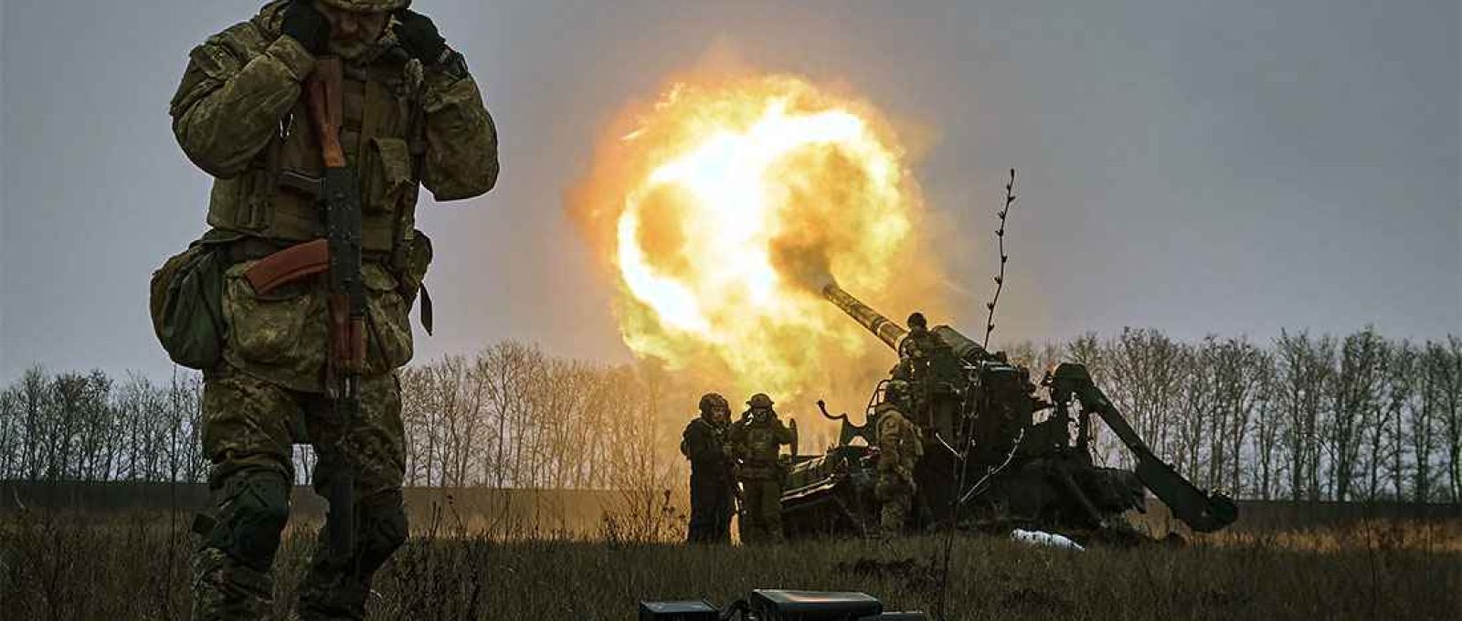 Soldados ucranianos disparam um sistema de artilharia Pion contra posições russas perto de Bakhmut, na região de Donetsk, Ucrânia (Libkos/AP).