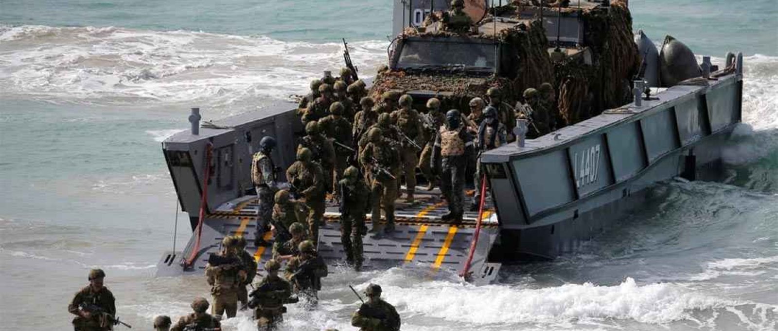 Soldados australianos praticam assalto anfíbio em exercícios militares conjuntos entre a Austrália e os EUA em 2017 (Foto: Reuters).