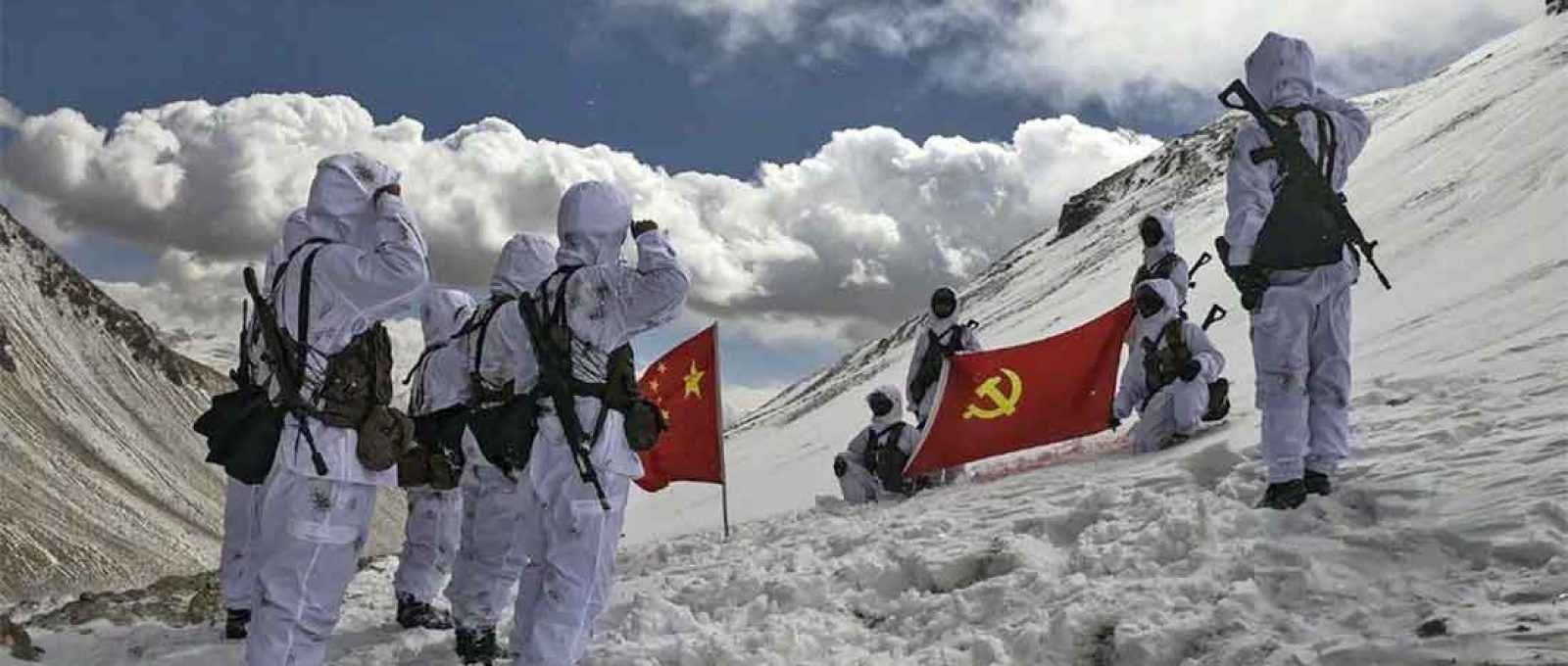 Tropas chinesas em área de fronteira no Himalaia (Foto: PLA/Weibo).