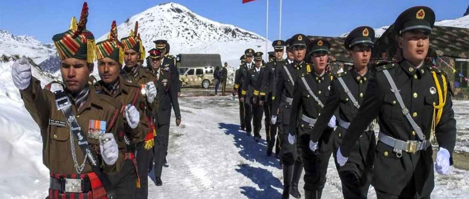 Soldados indianos e chineses observam cerimônia pelo Ano Novo de 2019 em Bumla, ao longo da fronteira indo-chinesa em Arunachal Pradesh (PTI).