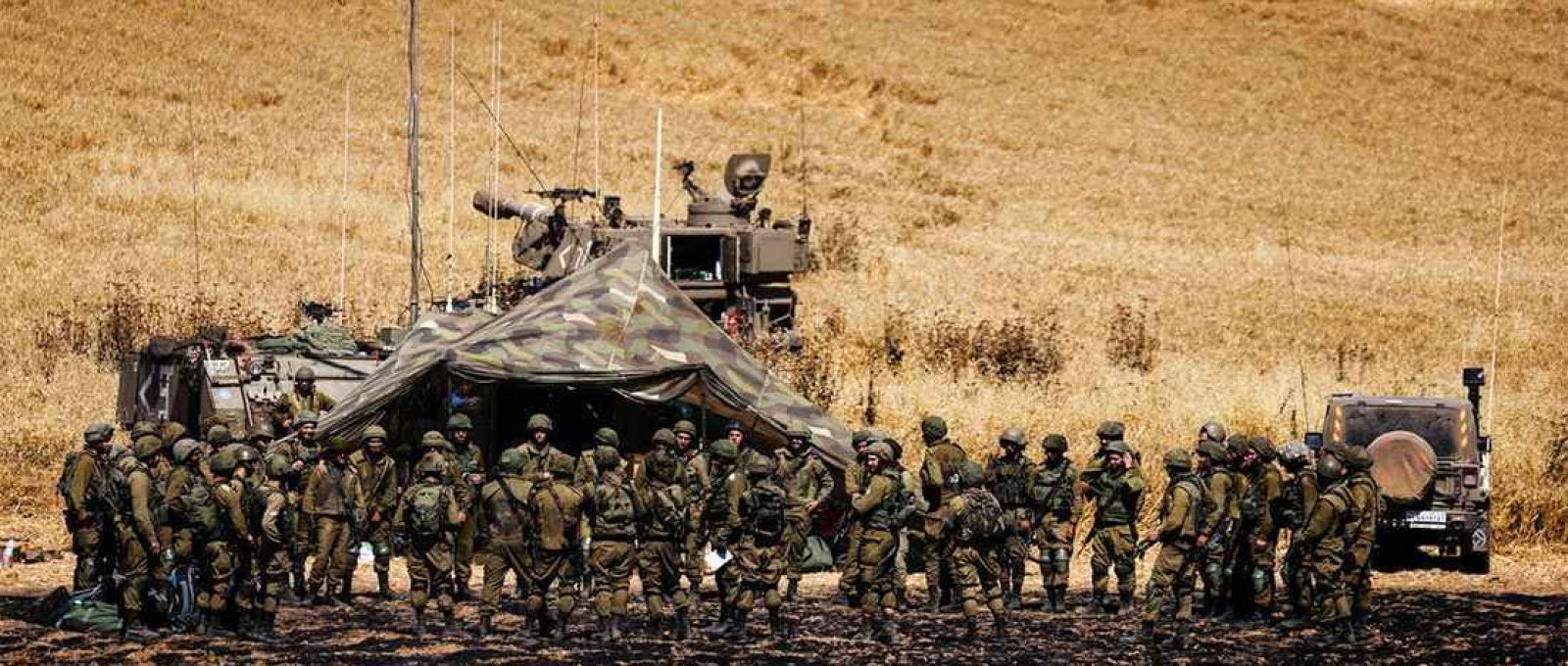 Soldados das IDF no lado israelense da fronteira com Gaza, 14 de maio de 2021 (Foto: Amir Cohen/Reuters).