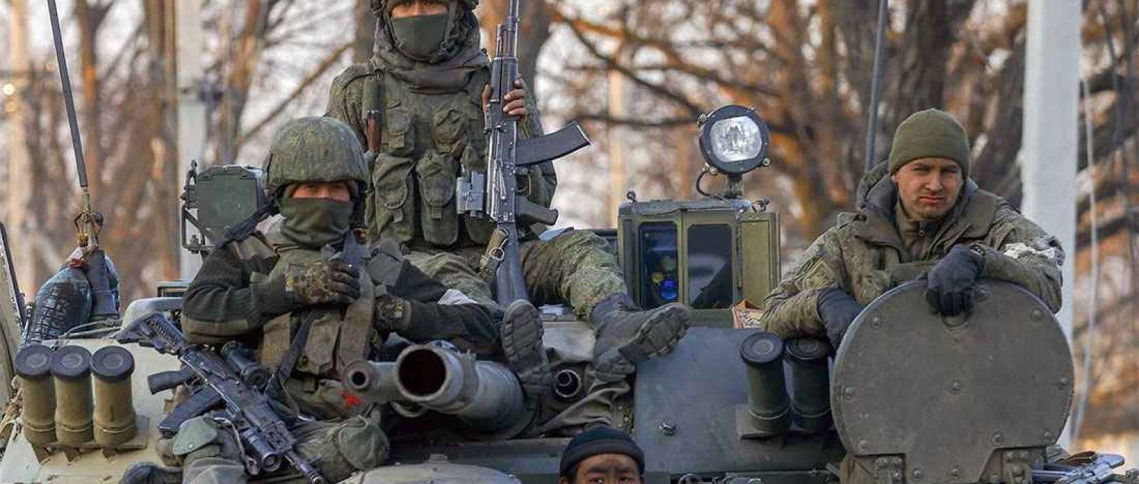 Soldados russos no distrito de Volnovakha em Donetsk, Ucrânia, controlada pelos separatistas pró-Rússia, 26 de março de 2022 (Sefa Karacan/Anadolu via Getty Images).