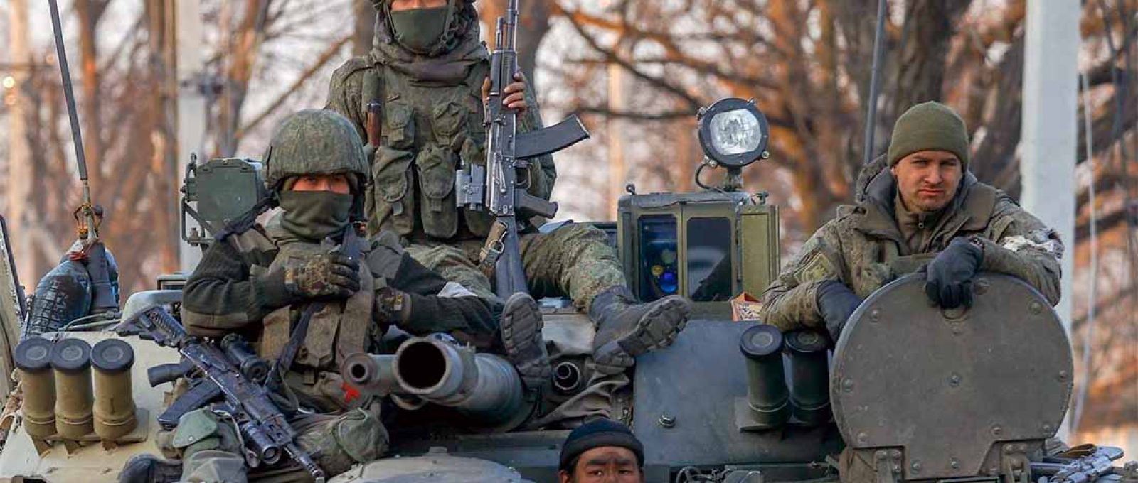 Soldados russos no distrito de Volnovakha, em Donetsk, Ucrânia, controlada pelos separatistas pró-Rússia, 26 de março de 2022 (Sefa Karacan/ Anadolu via Getty Images).