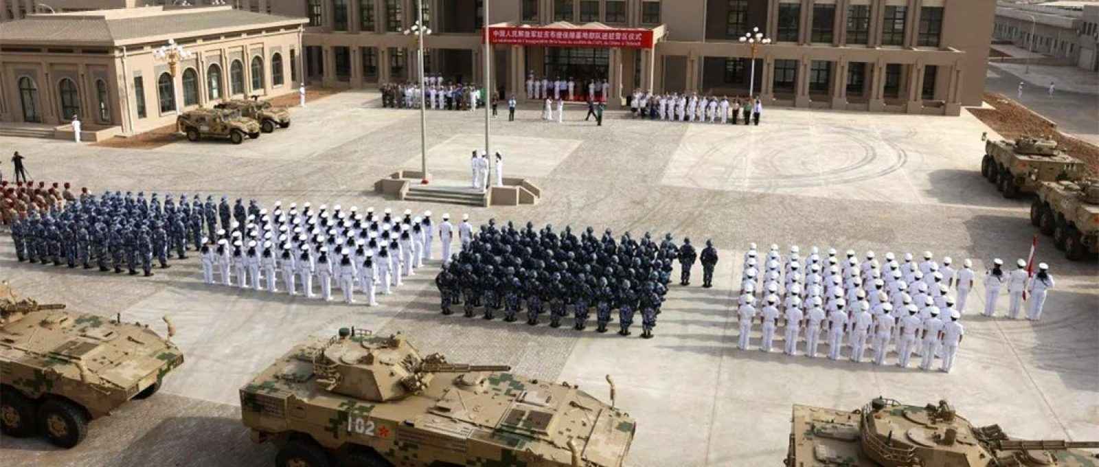 Militares chineses participam da cerimônia de abertura da base militar da China no Djibuti (Foto: AFP).