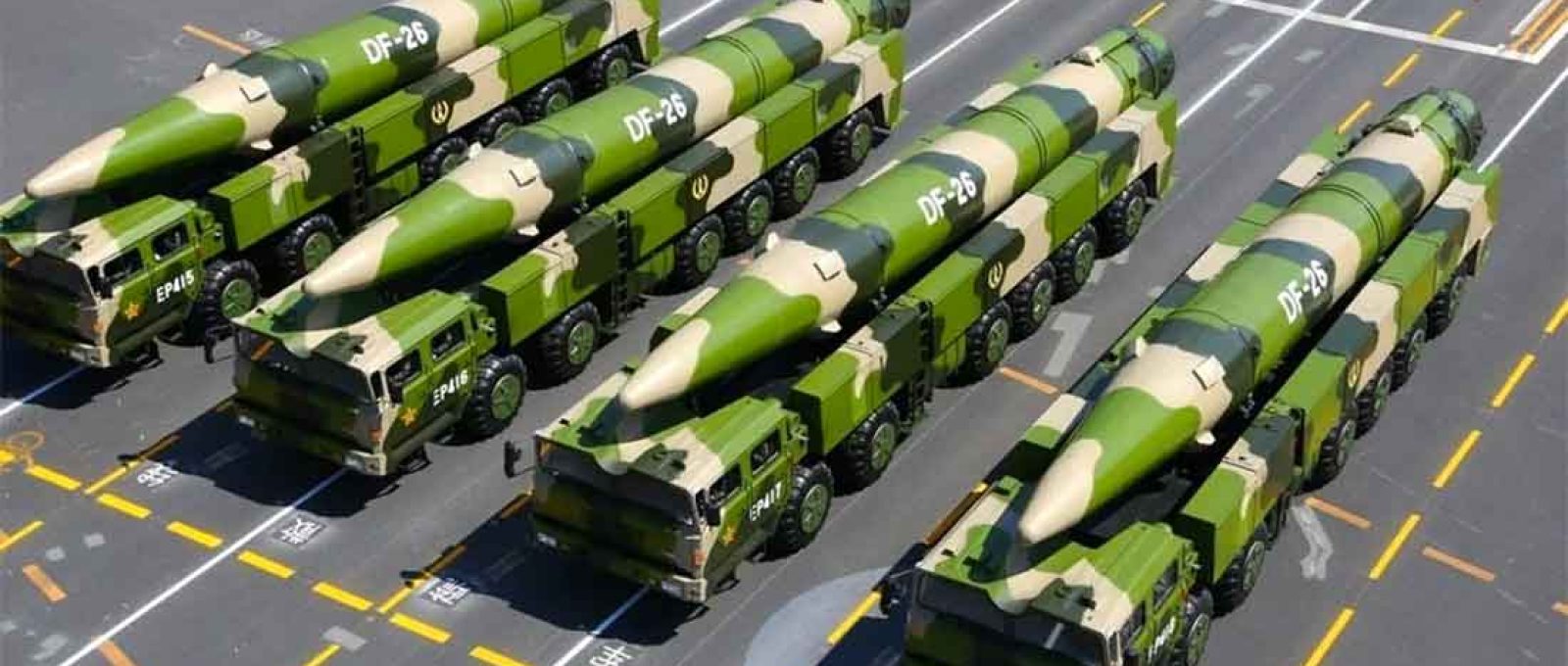 Veículos lançadores de mísseis balísticos DF-26 chineses (Foto: Xinhua).