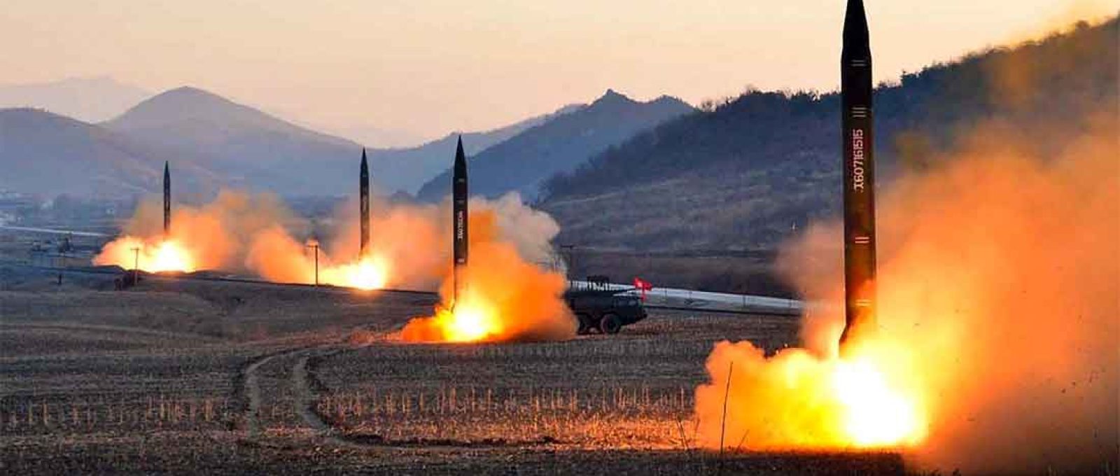 Imagem da KCNA (Agência Central de Notícias da Coreia do Norte) mostra o lançamento de quatro mísseis balísticos pelo Exército Popular Coreano durante exercício militar em local não revelado (Foto: STR/AFP/Getty Images).