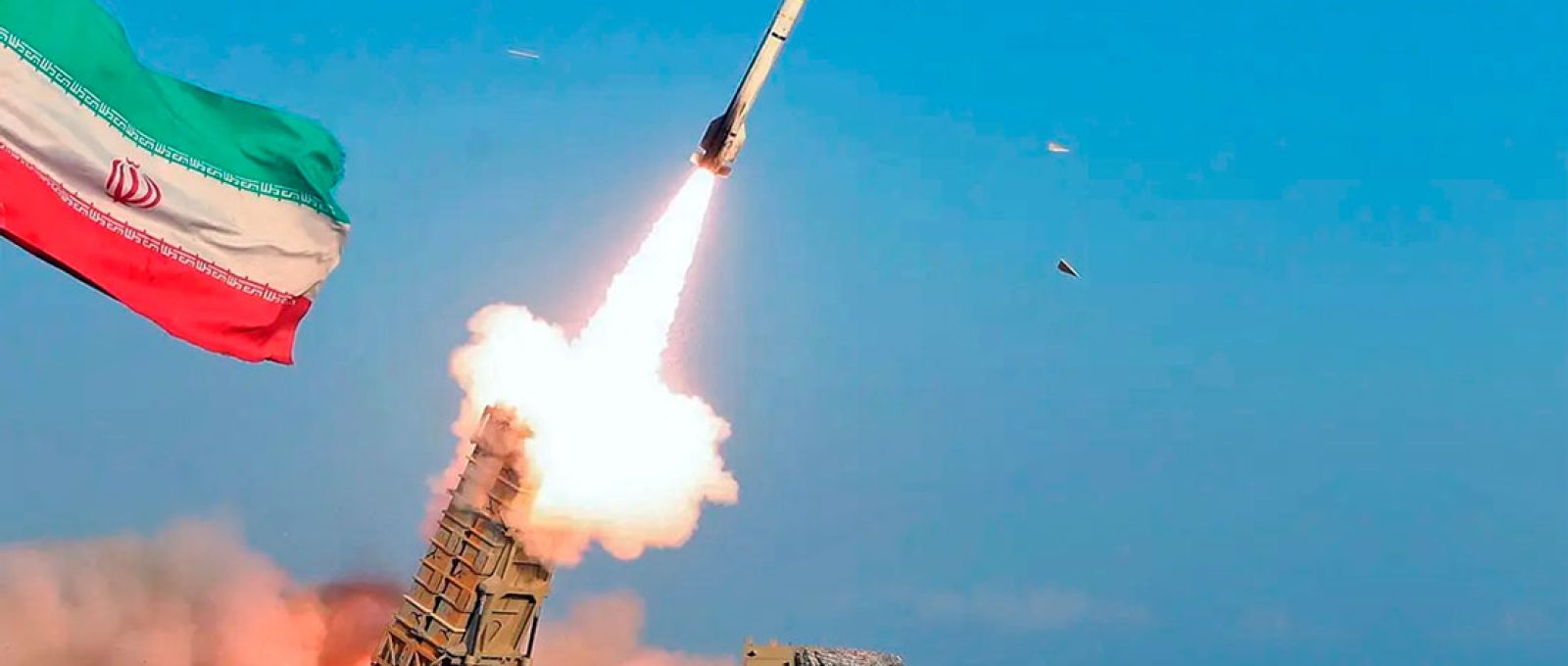 Um míssil é lançado durante exercício anual na área costeira do Golfo de Omã, perto do Estreito de Ormuz, no Irã, 31 de dezembro de 2022 (Agência de Notícias da Ásia Ocidental via Reuters).