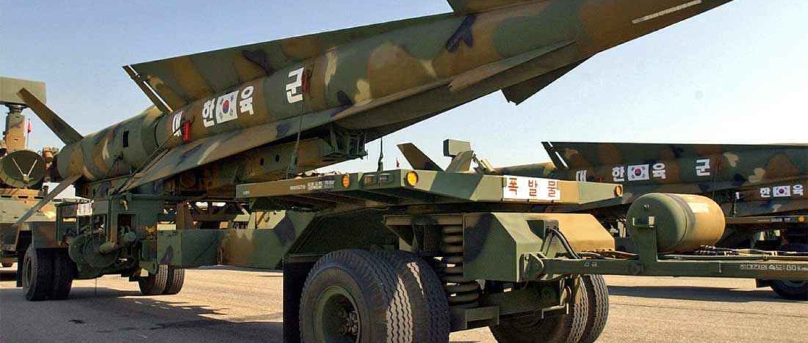 Míssil superfície-superfície sul-coreano Hyunmoo, com alcance de 180 km, é exibido em Dia das Forças Armadas nos arredores de Seul em 29 de setembro de 2003 (Foto: Kim Jae-hwan/AFP).