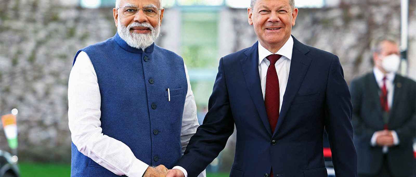 O chanceler alemão Olaf Scholz cumprimenta o primeiro-ministro indiano Narendra Modi antes da reunião de consultas intergovernamentais na Chancelaria em Berlim, em 2 de maio de 2022 (Reuters).