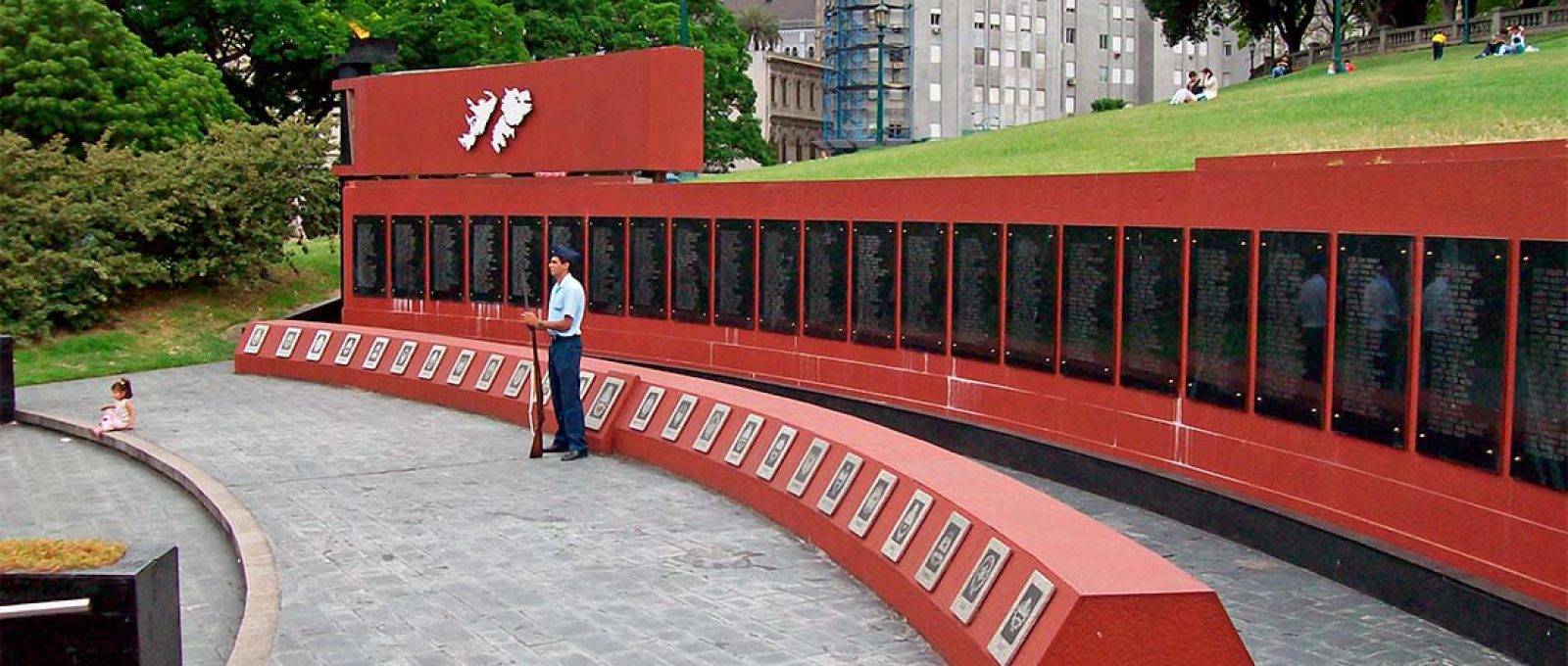 Monumento aos Mortos na Guerra das Malvinas na Plaza San Martín, em Buenos Aires, Argentina
(Roberto Fiadone/Domínio Público/Wikimedia Commons).