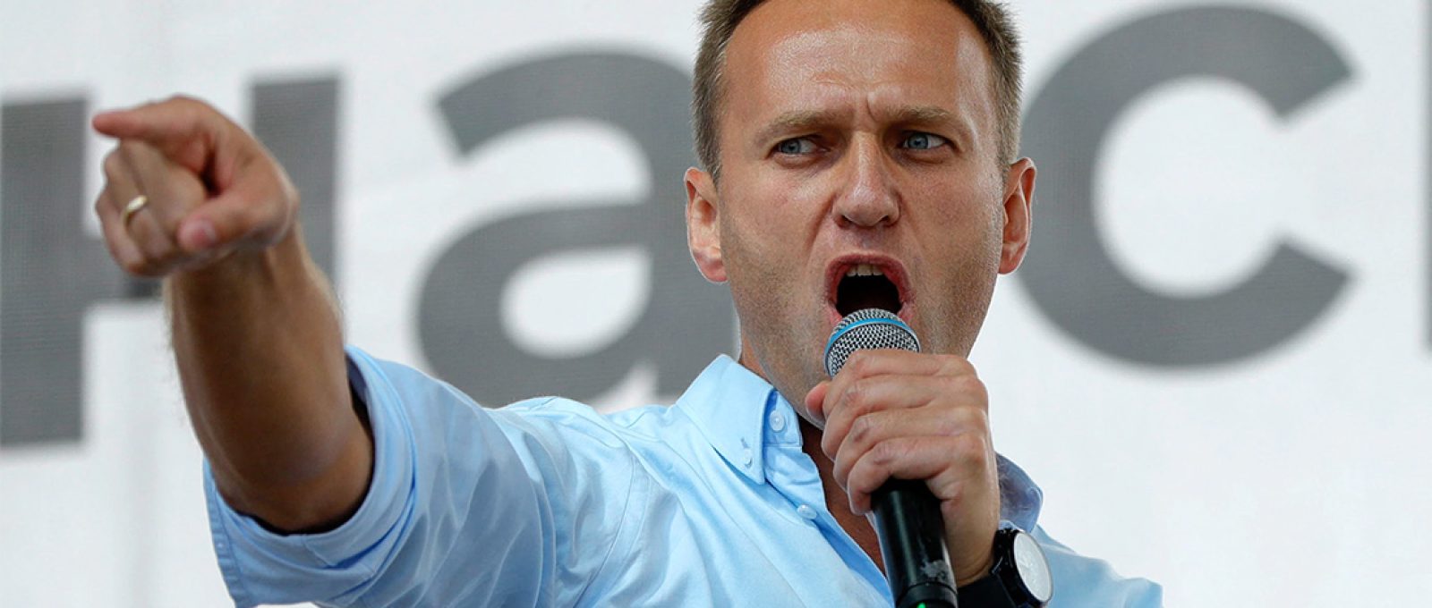 Aleksey Navalny discursa durante um protesto em Moscou, 20 de julho de 2019 (Pavel Golovkin/AP Images).