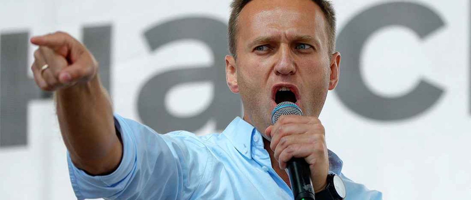 Aleksey Navalny discursa durante um protesto em Moscou, 20 de julho de 2019 (Pavel Golovkin/AP Images).