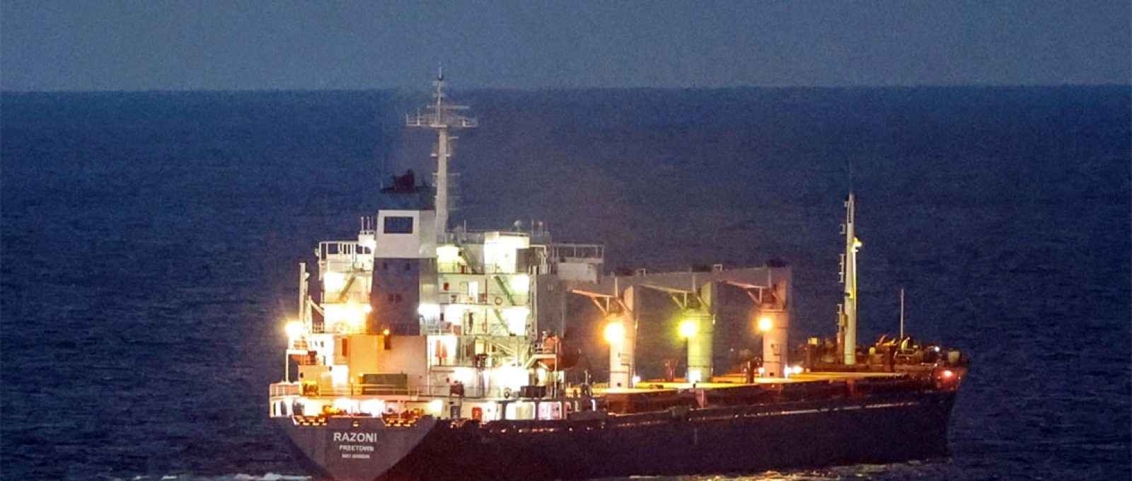 O navio cargueiro Razoni, com bandeira de Serra Leoa, transportando grãos ucranianos, foi visto no Mar Negro ao largo de Kilyos, perto de Istambul, Turquia, em 2 de agosto de 2022 (Reuters).