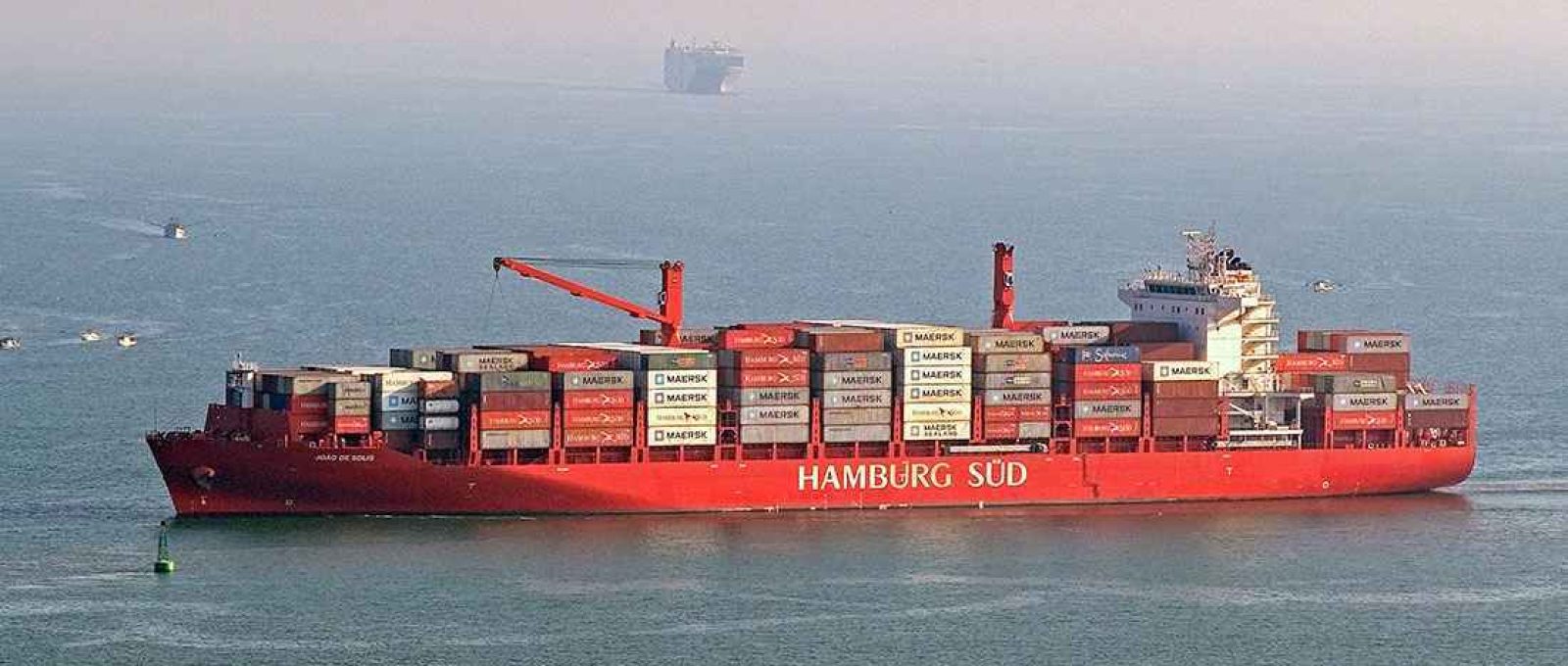 Navio transportando contêineres se aproxima do porto de Santos-SP (Albert Caballé/Velho General).