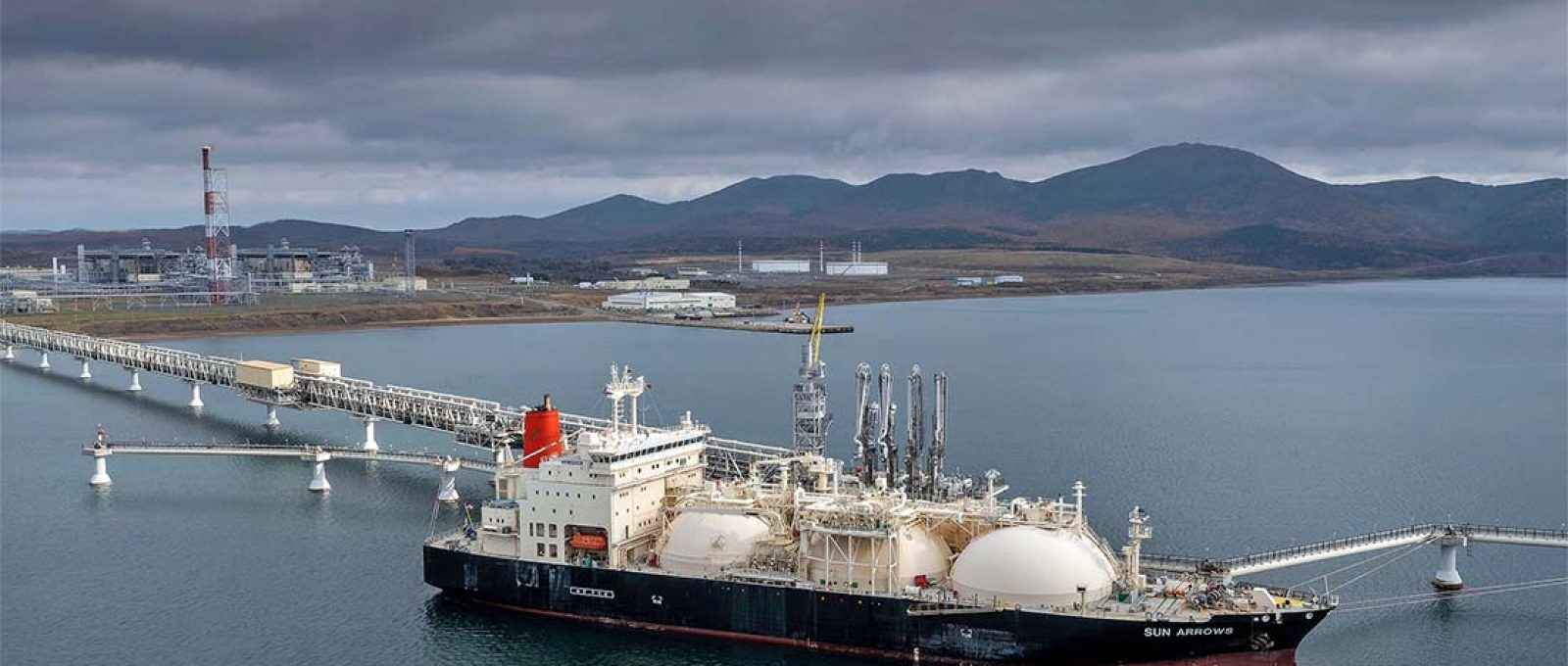 Navio-tanque recebe carga de gás natural do projeto Sacalina-2 no porto de Prigorodnoye, Rússia (AP).
