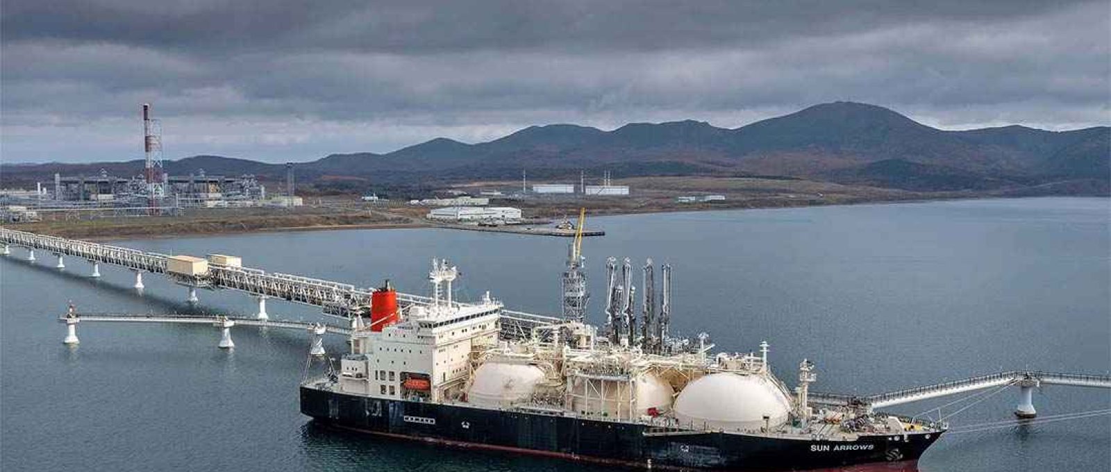 Navio-tanque recebe carga de gás natural do projeto Sacalina-2 no porto de Prigorodnoye, Rússia (AP).
