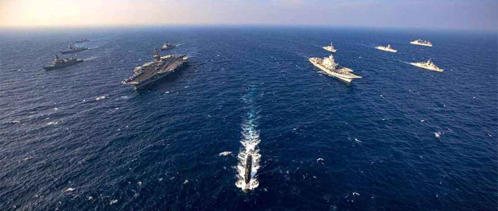 Embarcações das marinhas da Índia, EUA, Japão e Austrália participando do exercício Malabar 2020. O porta-aviões USS Nimitz, da Marinha americana, o submarino INS Khanderi e o porta-aviões INS Vikramaditya, da Marinha indiana, podem ser vistos na imagem (Foto: Marinha da Índia).