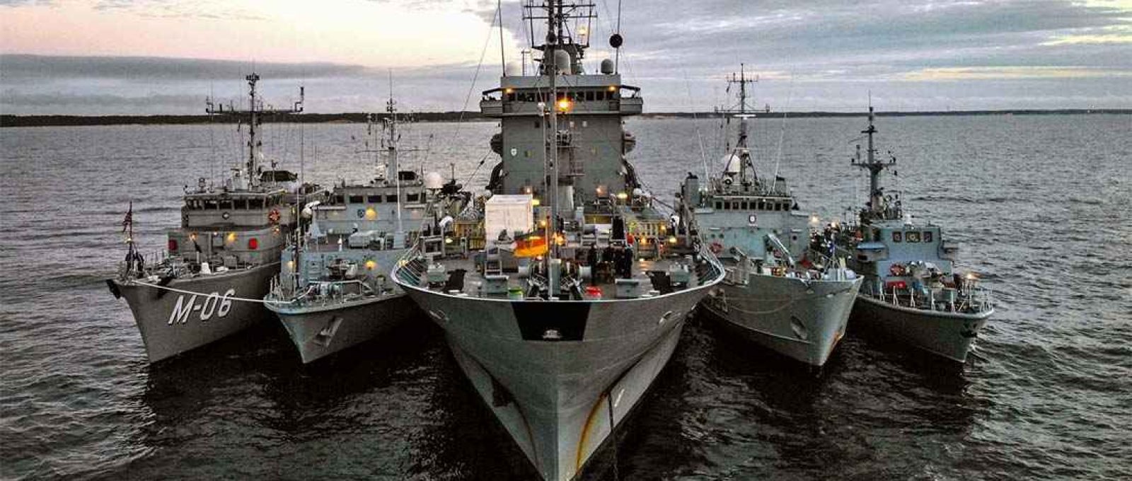 Cinco navios alinhados durante o exercício BALTOPS 2020 da OTAN, que envolveu cerca de 30 navios de 19 aliados e países parceiros (Responsible Statecraft).