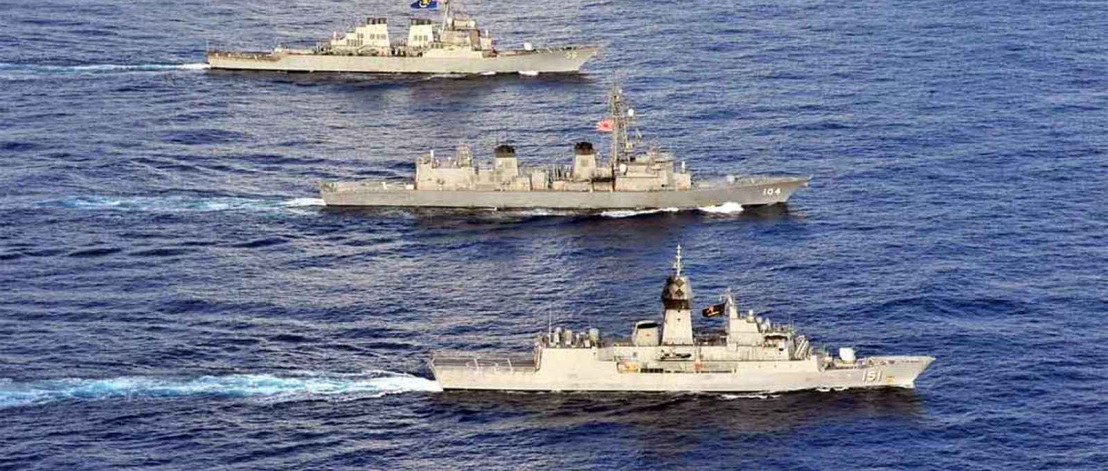 O contratorpedeiro americano USS John S. McCain com navios da Marinha Real Australiana e da Força de Autodefesa Marítima do Japão no Mar do Sul da China para um exercícios em 19 de outubro de 2020 (Foto: US Navy).