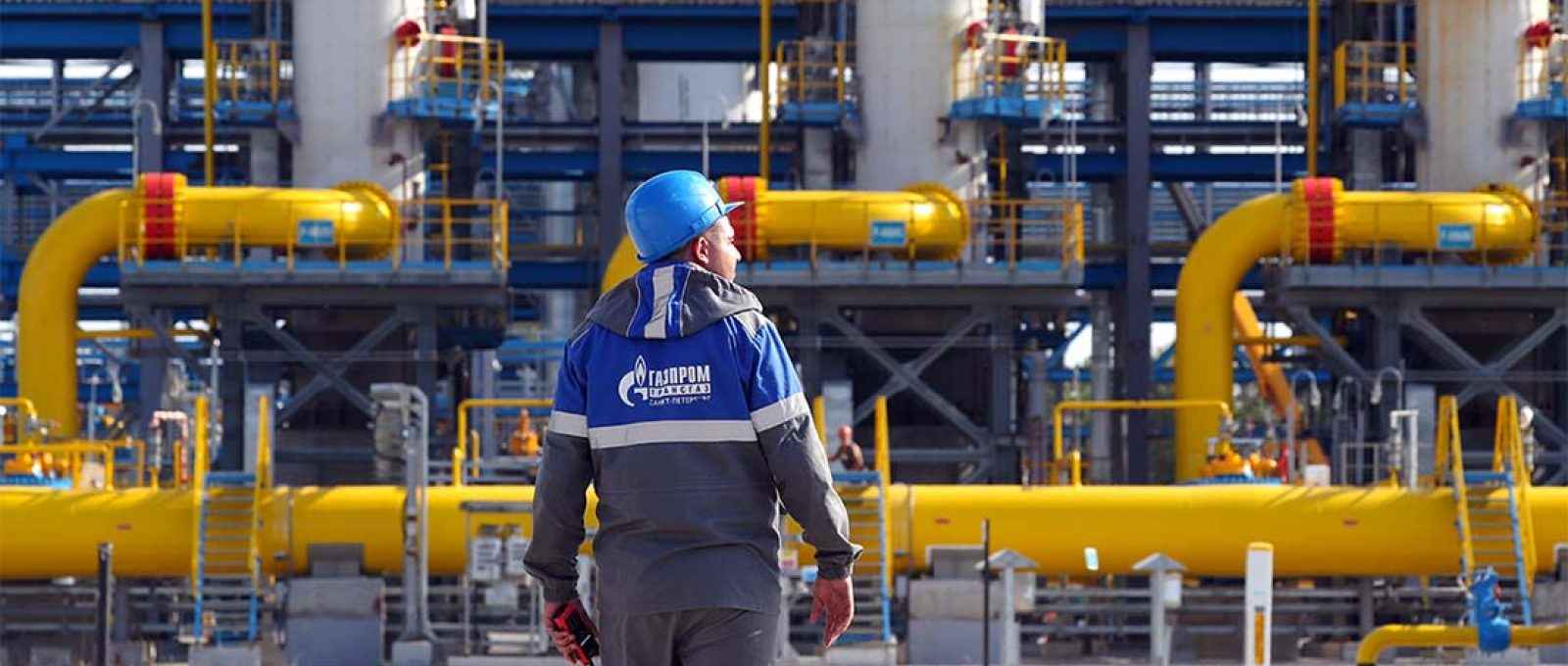 Funcionário da empresa russa de energia Gazprom inspeciona uma instalação de tratamento de gás natural no ponto de partida do gasoduto Nord Stream 2 (Peter Kovalev/TASS/Getty Images).