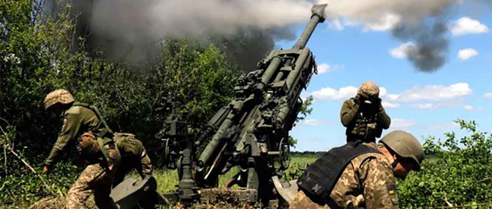 Militares ucranianos disparam um obuseiro M777 na linha de frente na área de Donetsk em 6 de junho (EPA).