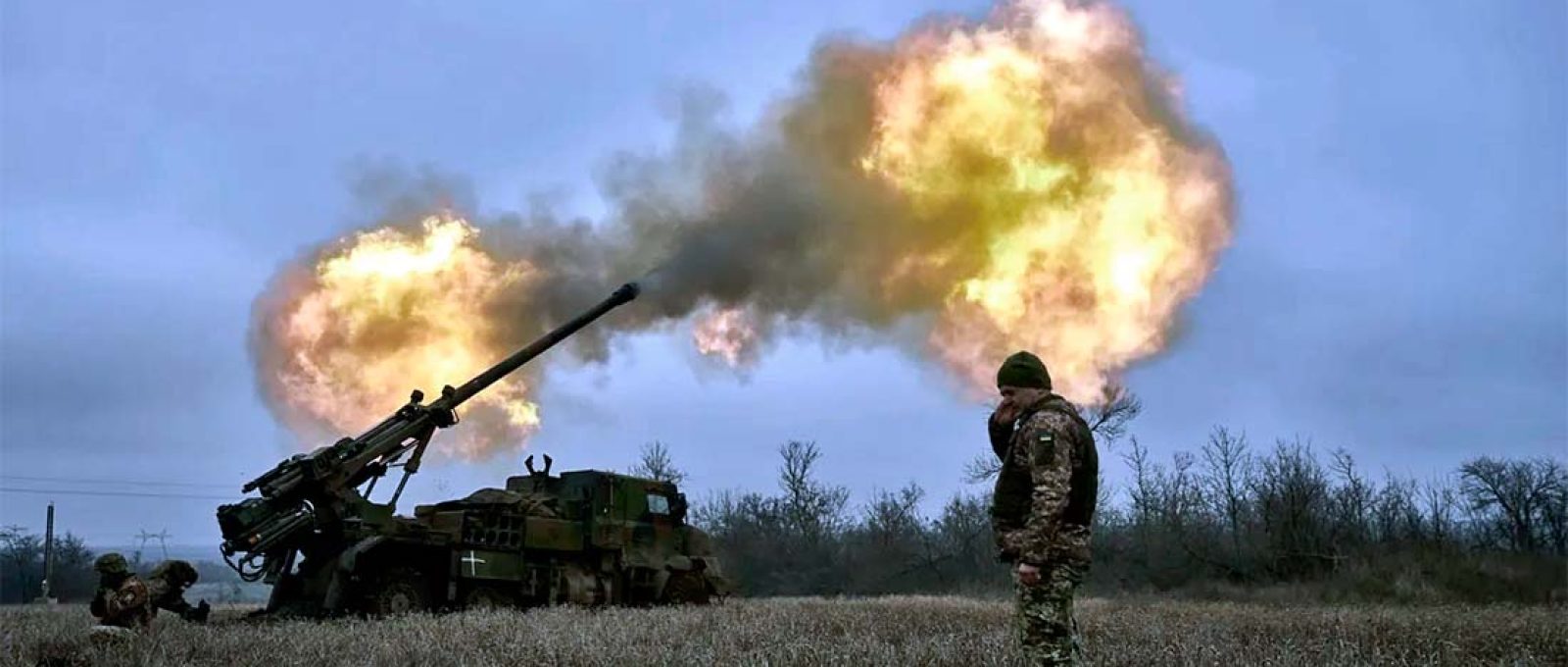 Soldados ucranianos disparam um obuseiro autopropulsado francês CAESAR em direção a posições russas perto de Avdiivka, região de Donetsk, Ucrânia, em 26 de dezembro de 2022 (Libkos/AP Photo).